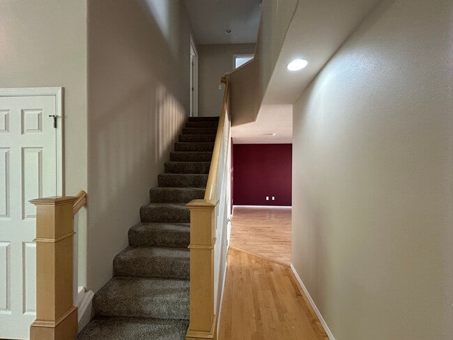Building Photo - Gorgeous 4 Bed, 2.5 Bath House!