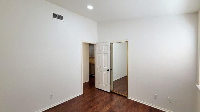 Building Photo - 9725 Sierra Mesa Ave
