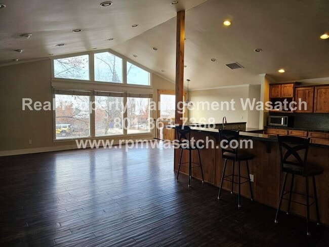 Building Photo - 985 Northcliffe Dr N