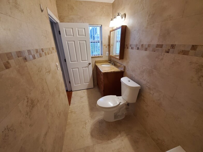 Building Photo - 802 Raymond St