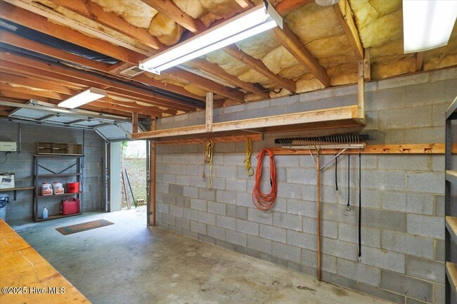Building Photo - 11 Cardinal Dr