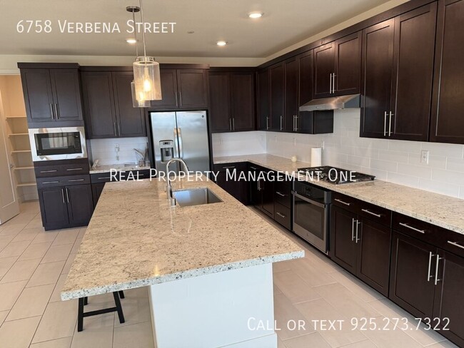 Building Photo - Gorgeous 4 Bedroom, 3 1/2 Bath Single Leve...