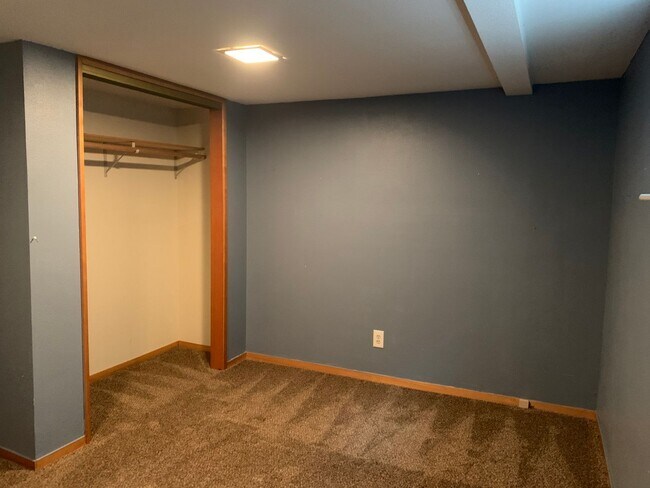 Building Photo - O1100-1106