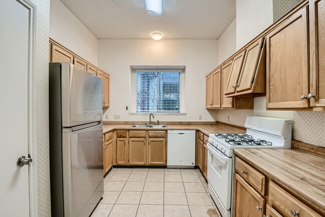 Building Photo - Beautiful 3/2 on Greenbelt (Inquire for Av...