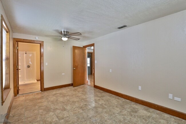 Building Photo - 3 bed 2 bath 2 car carport home in south A...