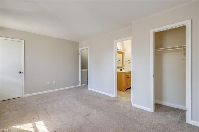 Building Photo - 436 Peregrine St