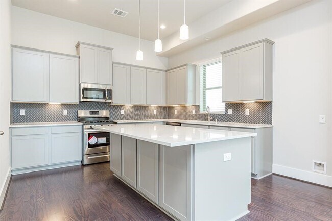 Building Photo - 5836 E Post Oak Ln