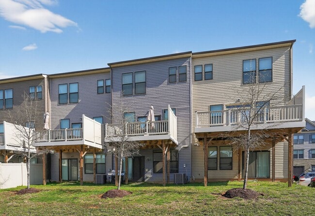 Building Photo - 10321 Vista Meadow Way