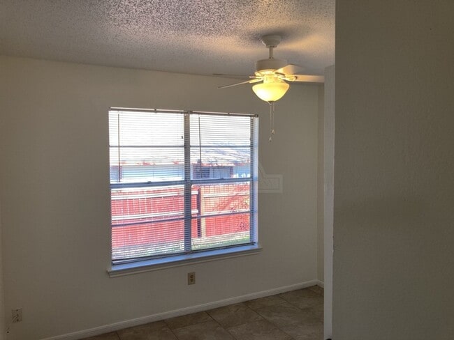 Building Photo - 2405 Bermuda Dr