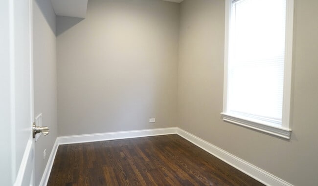 Building Photo - 2957 N Avers Ave