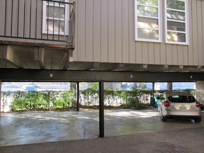 Building Photo - 506 W 7th St