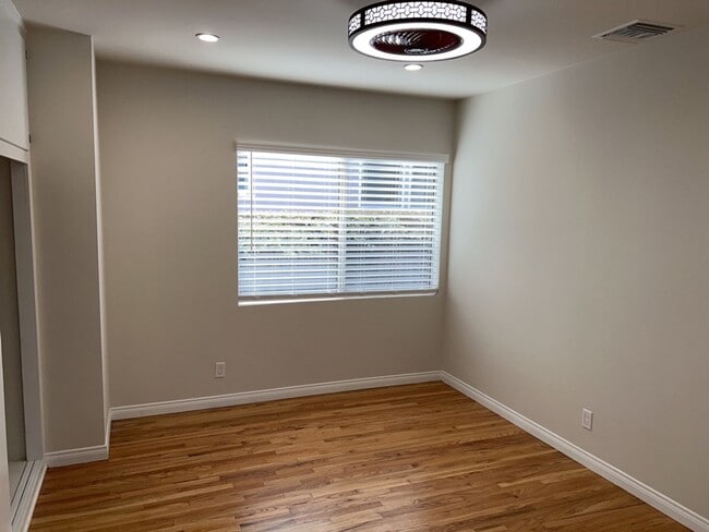 Building Photo - 511