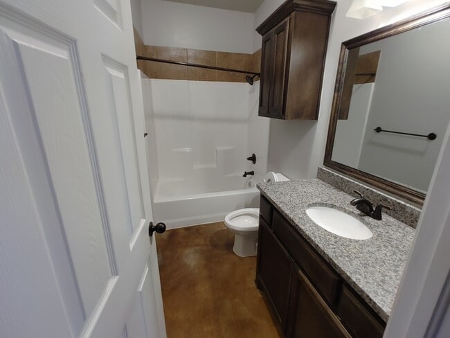 Building Photo - Beautiful 3BR/2BA Home w/ Granite Counters • Garage Parking in El Reno