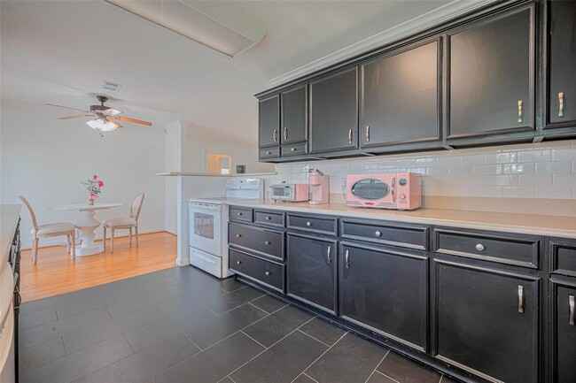 Building Photo - 3042 Oak Forest Dr
