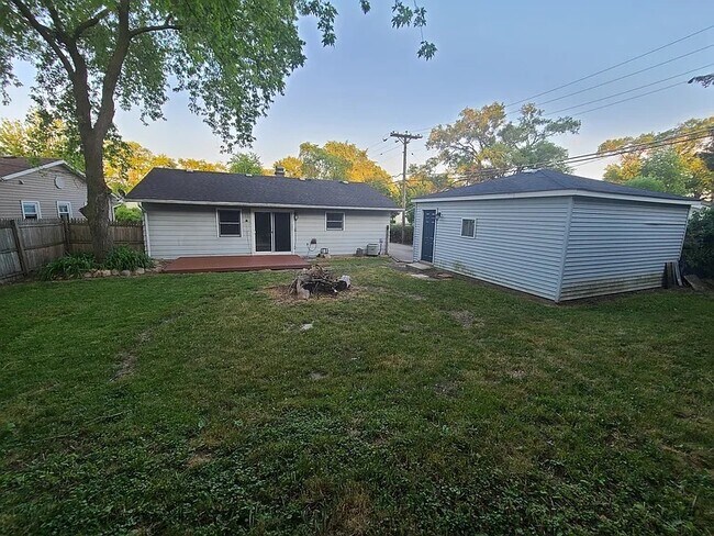 Building Photo - 202 E Streamwood Blvd