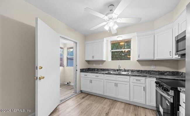 Building Photo - 7115 Lucky Dr E