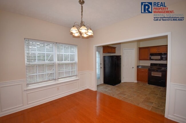 Building Photo - Beautiful 2BR/2.5 BA M'boro end unit townhome!