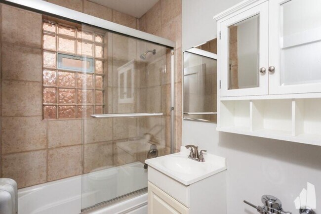 Building Photo - 0 bedroom in Chicago IL 60657