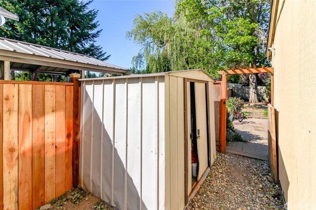 Building Photo - 15103 Westmore Dr E