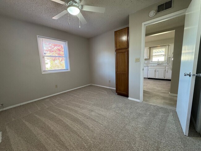 Building Photo - HOT PROPERTY ALERT! Your Dream Starter 3 Bedroom, 1 Bath Home in Springfield Awaits!