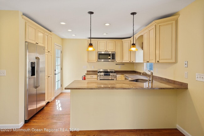 Building Photo - 111 Main St