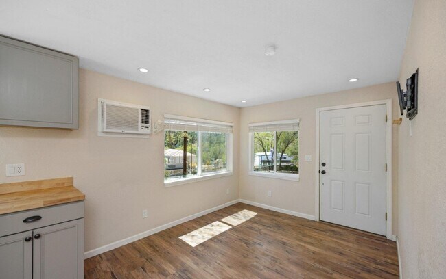 Building Photo - 704 Hermosa Dr