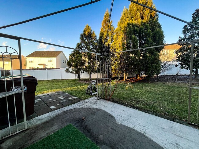 Building Photo - Gorgeous 4 Bedroom, 2 1/2 Bathroom Home in...