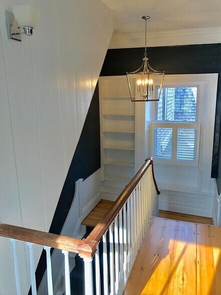 Built in shelving and window seat - 62 Lime St