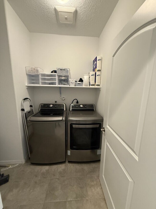 Building Photo - Villas de Los Soleras - Pristine 3 bdr, 2 1/2 bath Townhome, 2 car garage & Views!