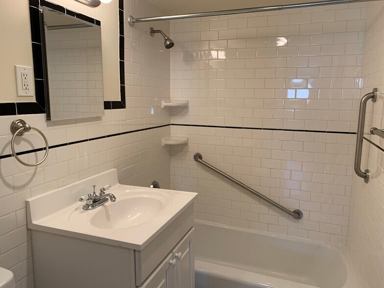 Building Photo - 101 Monmouth St