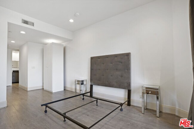 Building Photo - 16123 W Sunset Blvd