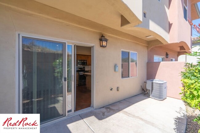 Building Photo - 3 Bedroom & 2.5 Bathroom & Dog Friendly!