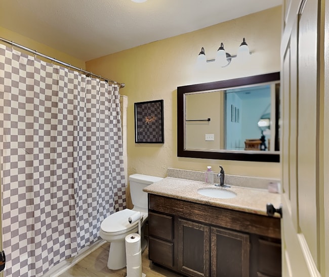 Building Photo - Cook, Entertain, Relax—Welcome Home to Westcliff!