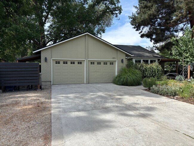 Building Photo - 3511 N Barberry Dr
