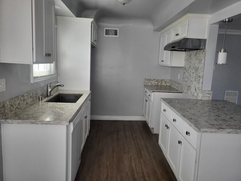 Building Photo - 10239 S 8th Ave