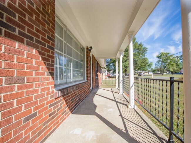 Building Photo - 707 Hine St N