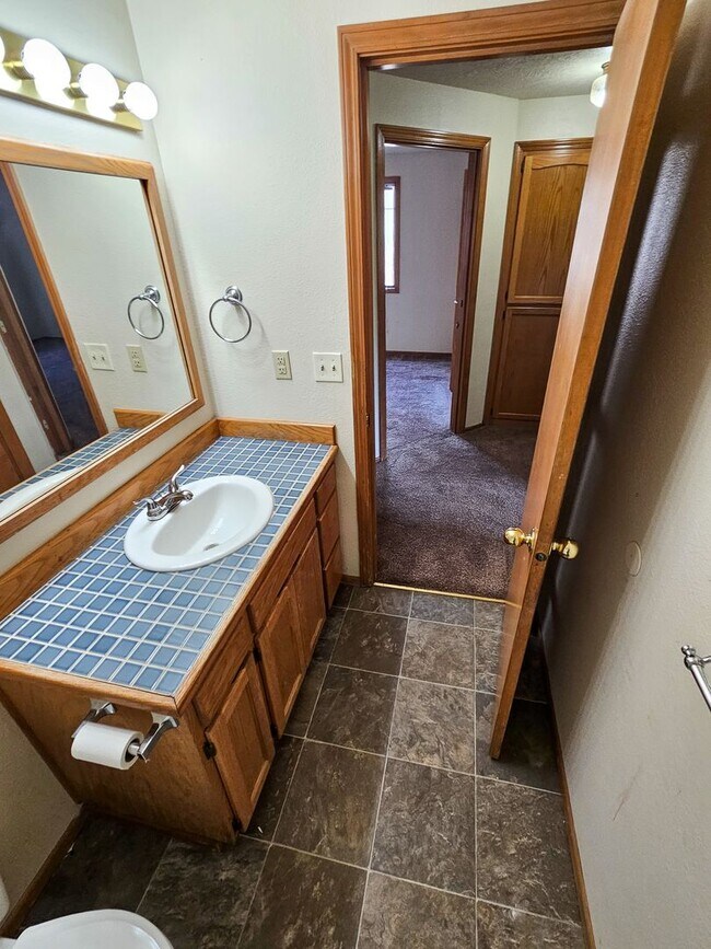 Building Photo - 1097 Summer Breeze Dr N