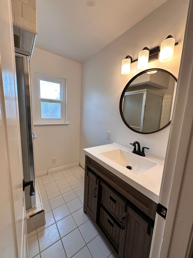 Building Photo - Beautiful 3BR/2BA Home with Large Backyard & Prime Location