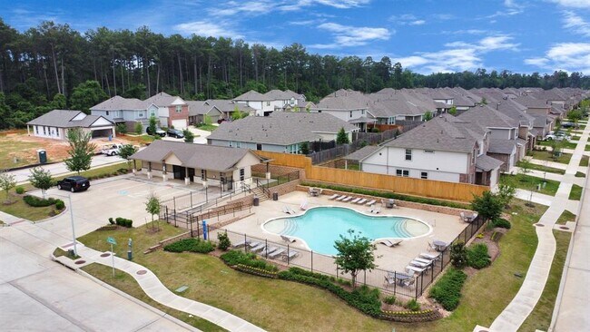 Building Photo - 2832 Madison Dr