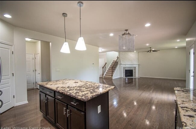 Building Photo - 5995 Branch Dr