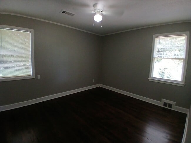 Building Photo - Updated 1 bedroom 1 bathroom Duplex - Open...