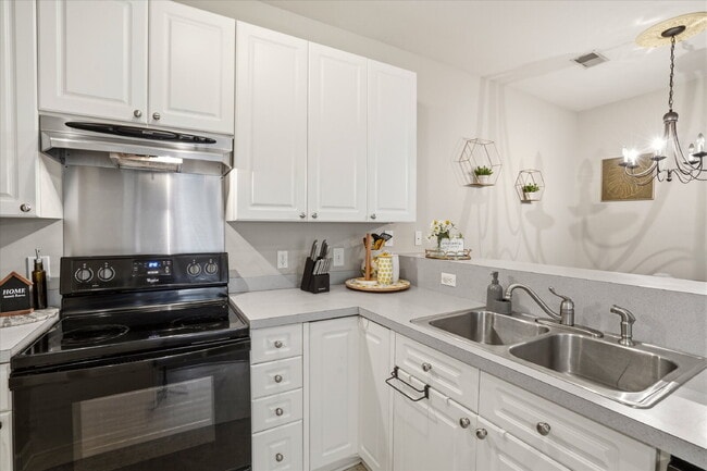Building Photo - 407 S Elgin Ct