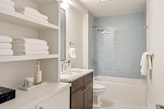 Building Photo - 421 Saratoga St