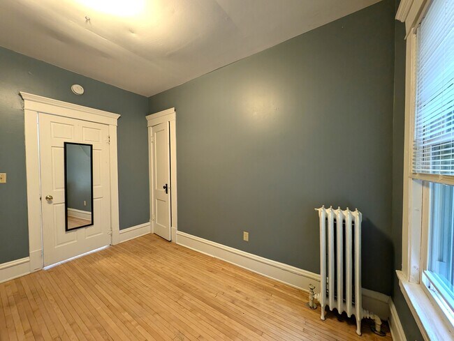 Building Photo - 2104 Emerson Ave S