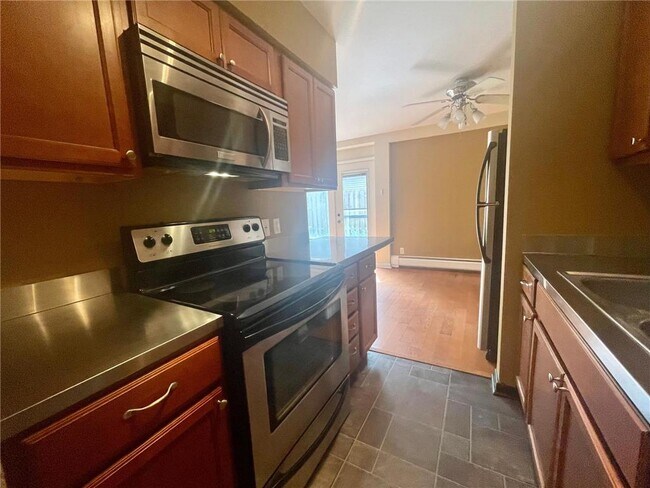 Building Photo - 633 Robert St