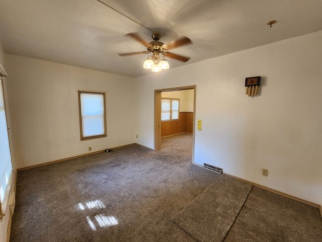 Building Photo - 907 S Walts Ave