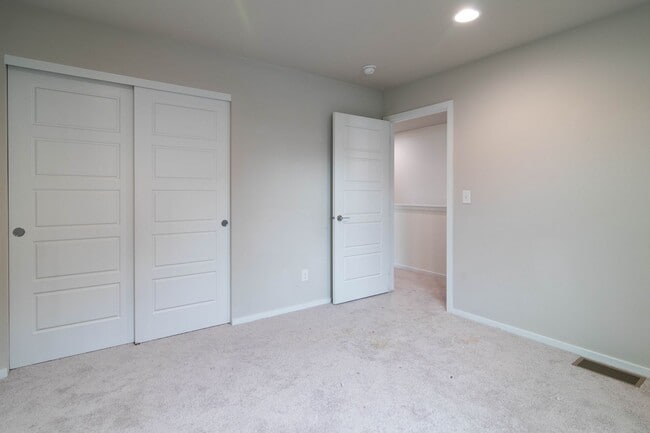 Building Photo - ***Coming Soon June 1st, 2026***Modern 4 bed 2.5 bath near the Fairways Golf Course, Amazon and F...