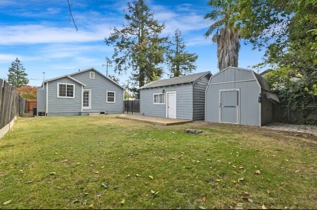 Building Photo - 328 Percy Ave