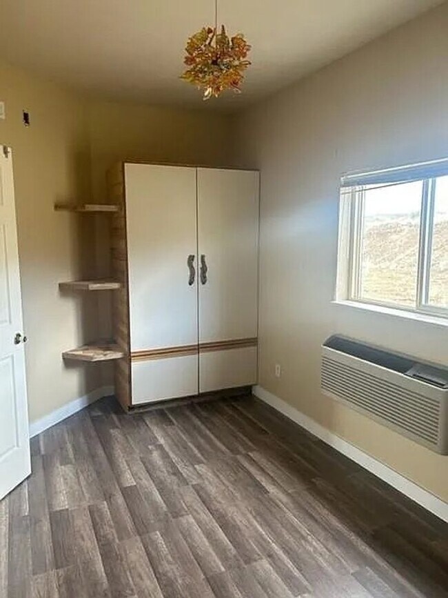 Building Photo - Beautiful country living!