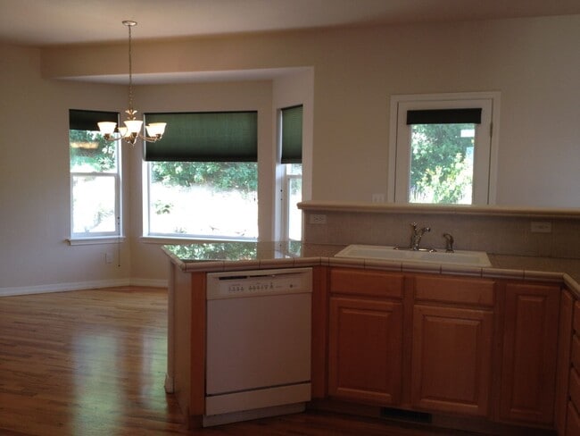 Building Photo - 5 Bd Ranch Home in School D-20